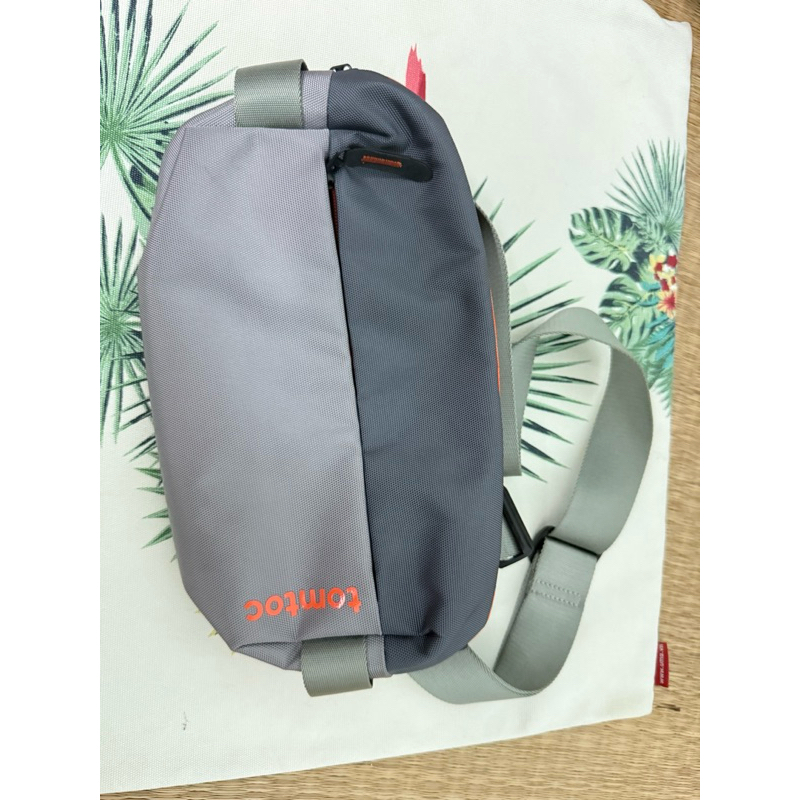 Túi đeo chéo Tomtoc