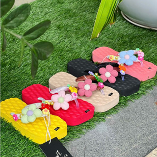 Dép Kẹp Xỏ Ngón Bé Gái Mũi Vuông Đế Cao Su Mềm Cao 3 Phân Đính Sticker Bông Và Thỏ