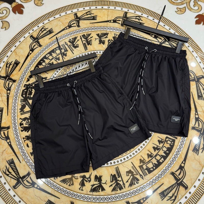 Quần đùi nam nữ thiết kế đen trơn gắn tag da logo ĐÊ GỜ, quần short gió  hot 2025