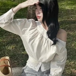 (Hàng L1 sẵn) Áo sơmi dài tay thô lệch vai pha ren boi chun bo eo phong cách lạ mắt,Áo sơ mi tiểu thư bo chun eo 2025