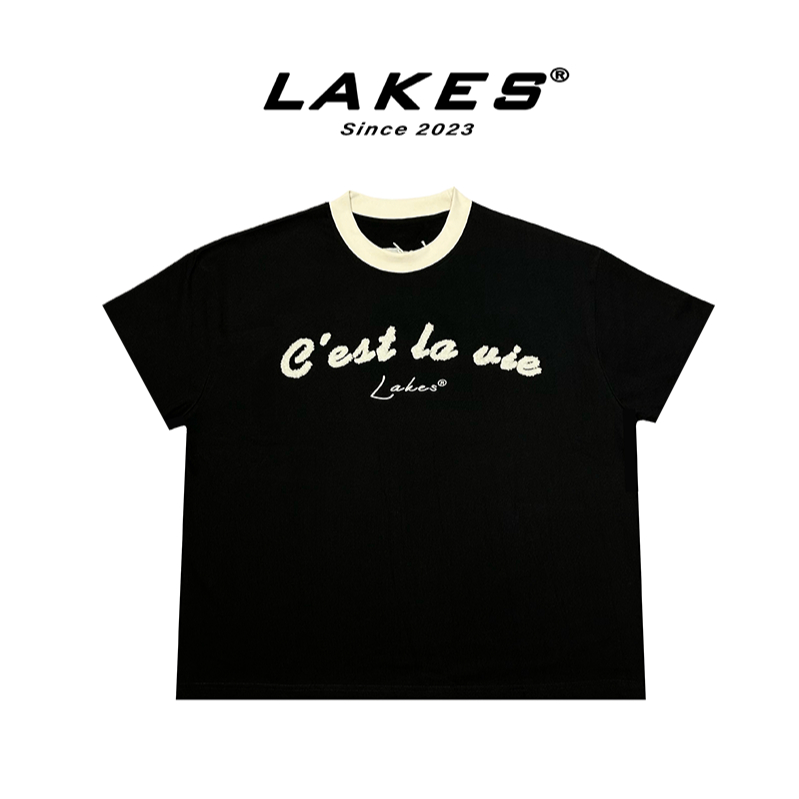 Áo Thun Lakes Hình Thêu Xù Chữ Tiếng Pháp Form Boxy Chất Liệu Cotton Cao Cấp