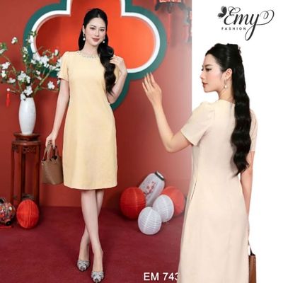 Đầm Suông EM7434 Vải Bố Gân Cổ Tròn Tay Ngắn Kết Hạt Đi Tiệc