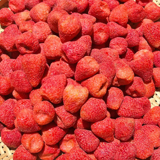  200g Dâu Tây Sấy Khô Giòn Nguyên Trái Quả To Trái Cây Sấy ăn vặt tặng 30g sc khô 