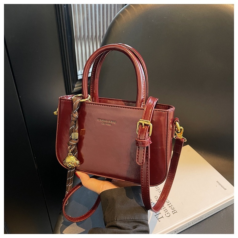 Túi xách nữ da PU công sở mini kèm charm – Túi đeo chéo Phong cách Hàn Quốc sang trọng - TXN180