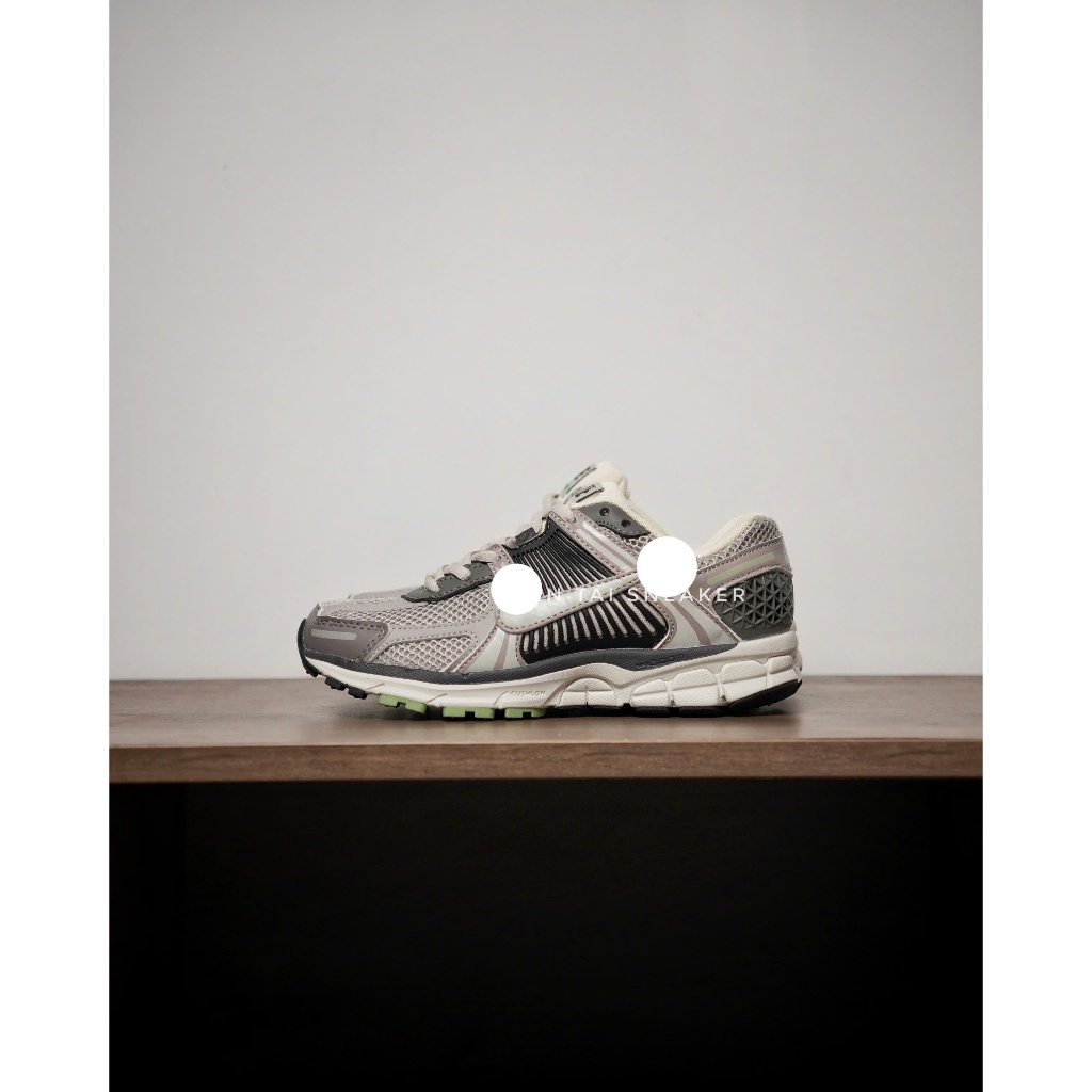 Giày thể thao Vomero5 Cob Flat