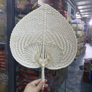 Quạt lá đề tre đan dùng để múa biểu diễn văn nghệ trong các tiết mục múa dân gian và đương đại