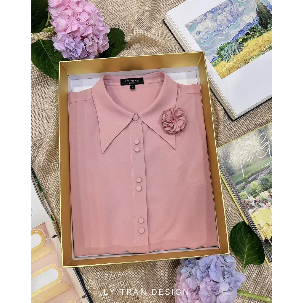 Áo Sơ Mi Nữ Narciso Hồng – Lụa Hồng, Cài Hoa Thanh Lịch