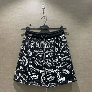 Quần đùi nam phối chữ nhỏ xung quanh, quần short gió 2 lớp họa tiét chữ nhỏ trắng thoáng mát mặc nhà đi chơi biển 2025.