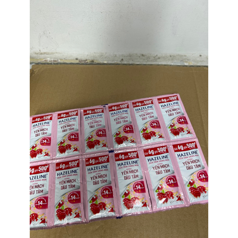 Dây sữa tắm dưỡng thể thiên nhiên trắng sáng da Hazeline 4.5g dây 12 gói