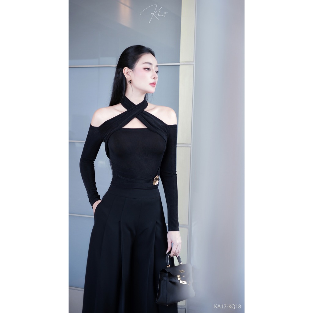 Áo thun tay dài cổ chéo Khiết màu đen basic phối charm vàng sang trọng KA17