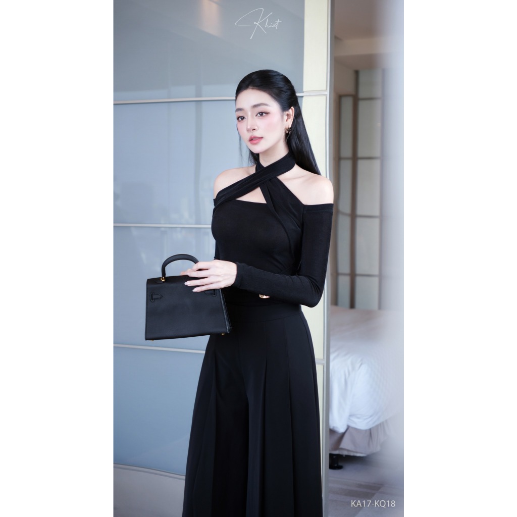 Áo thun tay dài cổ chéo Khiết Style màu đen basic phối charm vàng sang trọng KA17