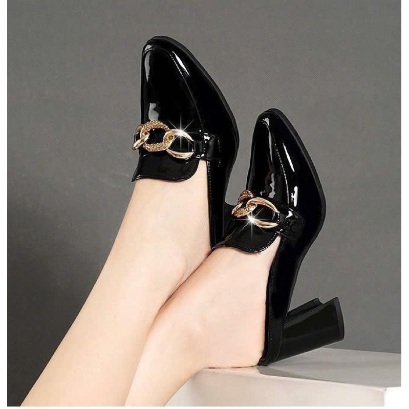 giày bít cao 7cm . chất liệu si bóng. có màu đen  .hàng quảng châu chất lượng, đế đi vững chắc chân.
