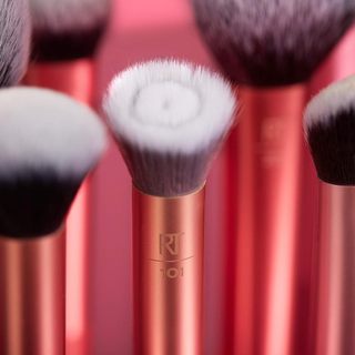 Cọ Nền RT Real Techniques Complexion Blender For Primer + Moisturizer