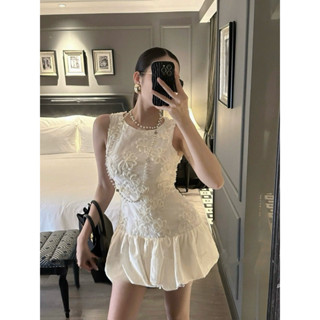 Váy đầm trắng ren hoa sát nách, khoét nách, chân váy boom bí