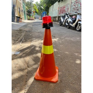 Cọc giao thông phản quang cứng GT.56 Chiều cao: 56cm Trọng lượng: 830g  Kích thước đáy vuông: 32 x 32 cm có phản quang