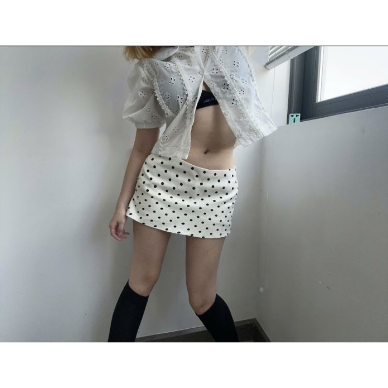 Váy ngắn chấm bi màu kem có lót quần - LATTE DOTS SKIRT | BigBuy360 - bigbuy360.vn