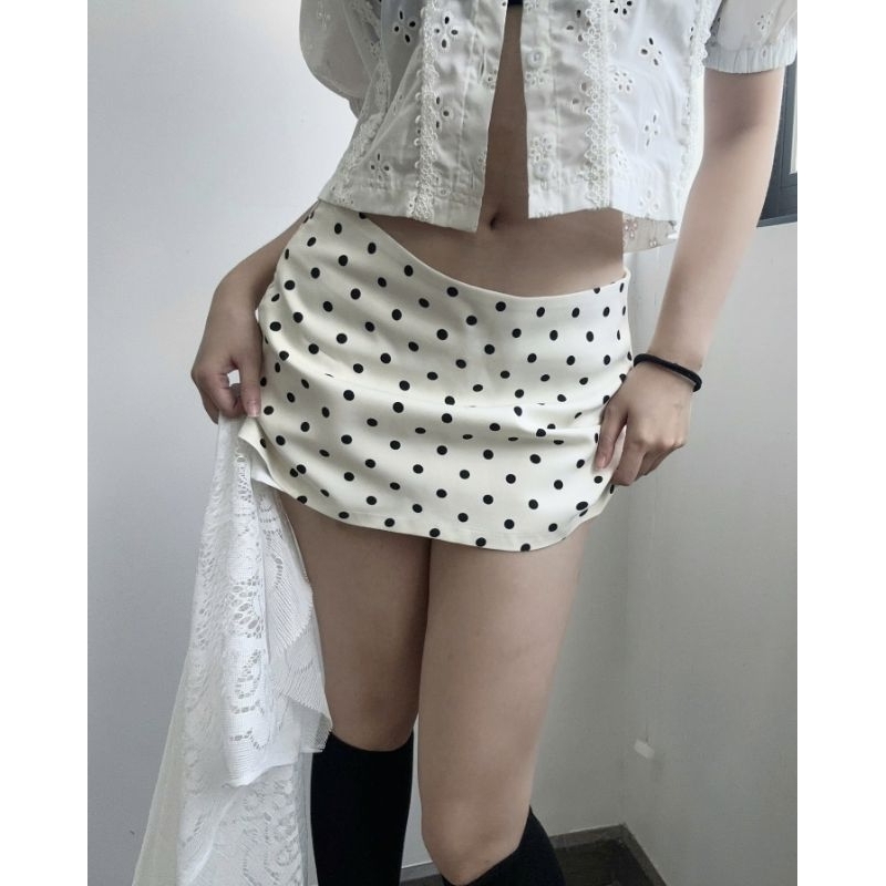 Váy ngắn chấm bi màu kem có lót quần - LATTE DOTS SKIRT | BigBuy360 - bigbuy360.vn