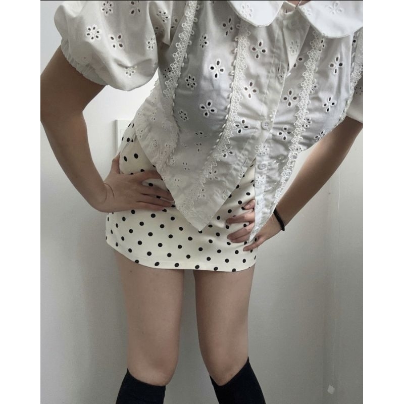 Váy ngắn chấm bi màu kem có lót quần - LATTE DOTS SKIRT | BigBuy360 - bigbuy360.vn