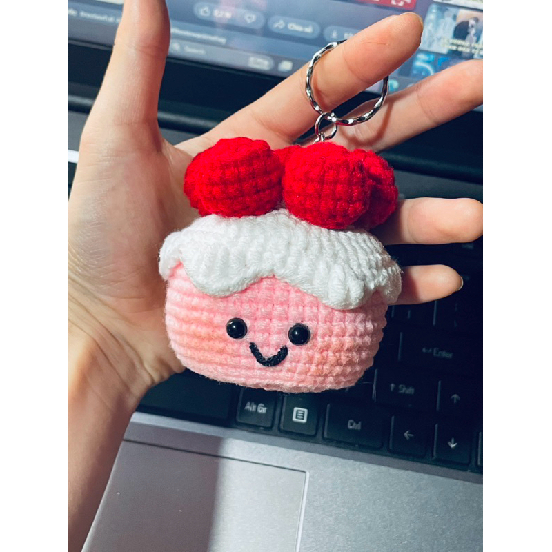 [Móc khoá len] móc hoá bánh kem dâu tây trong phim khó dỗ dành đáng yêu đành tặng người thương