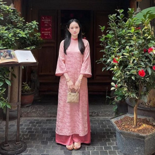    Áo Dài Tết 2026  Áo Dài Cách Tân Như Yên Gấm Hoa Viên Hồng Dáng Suông Phối Viền Cổ Viền Tay Hàng May Sẵn ADTA021 