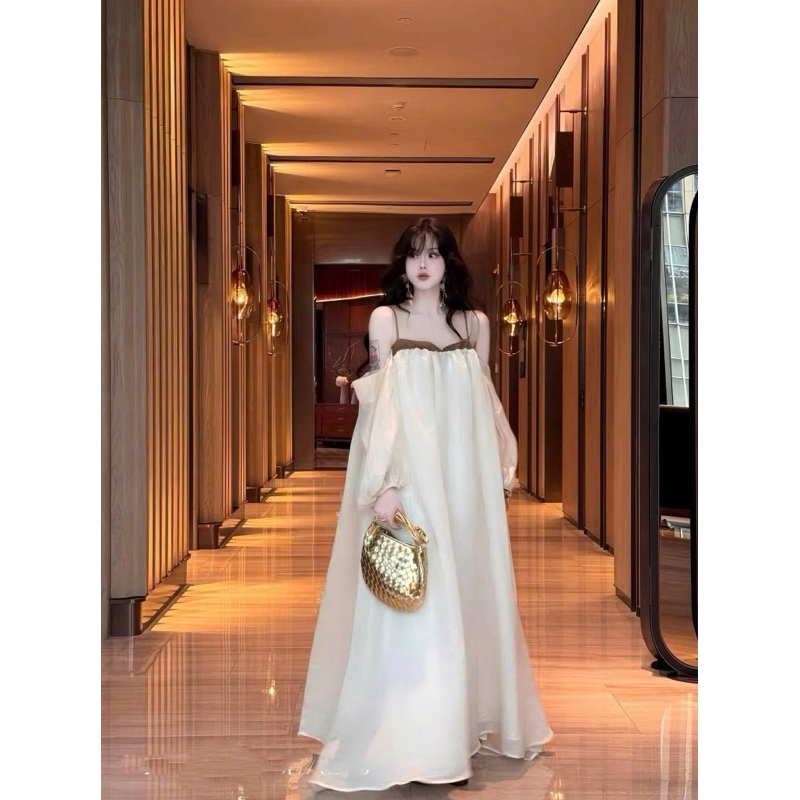 Váy trễ vai hai dây tay bồng dáng xuông.Thiết kế tiểu thư, sang chảnh