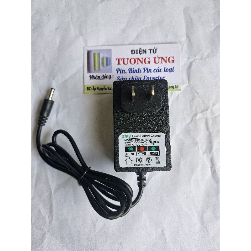 sạc Pin áo điều hòa8,4 v 1.5 ,có đèn báo đầy Pin...