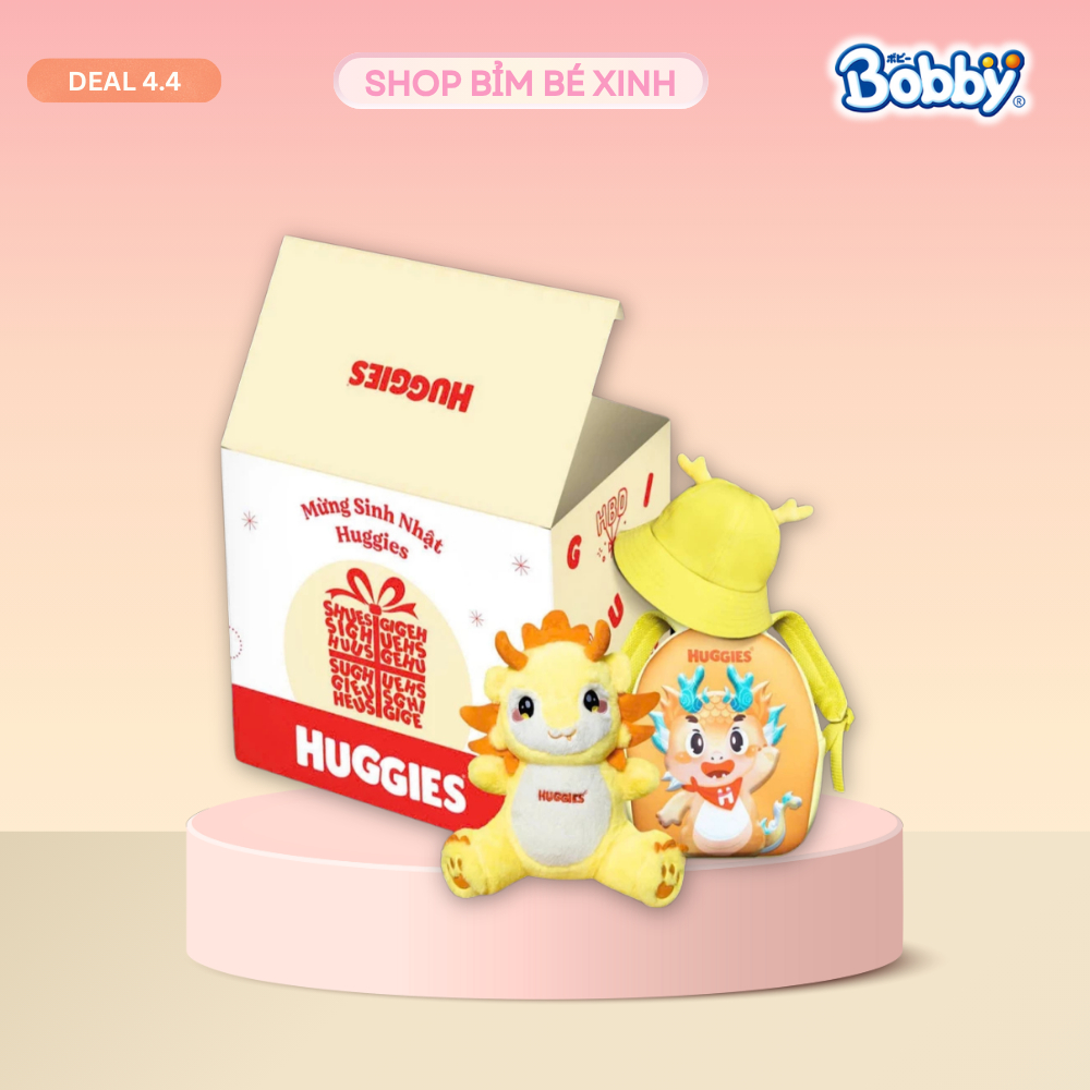 Bộ 3 món cho bé rồng Huggies bao gồm balo, mũ, gấu bông