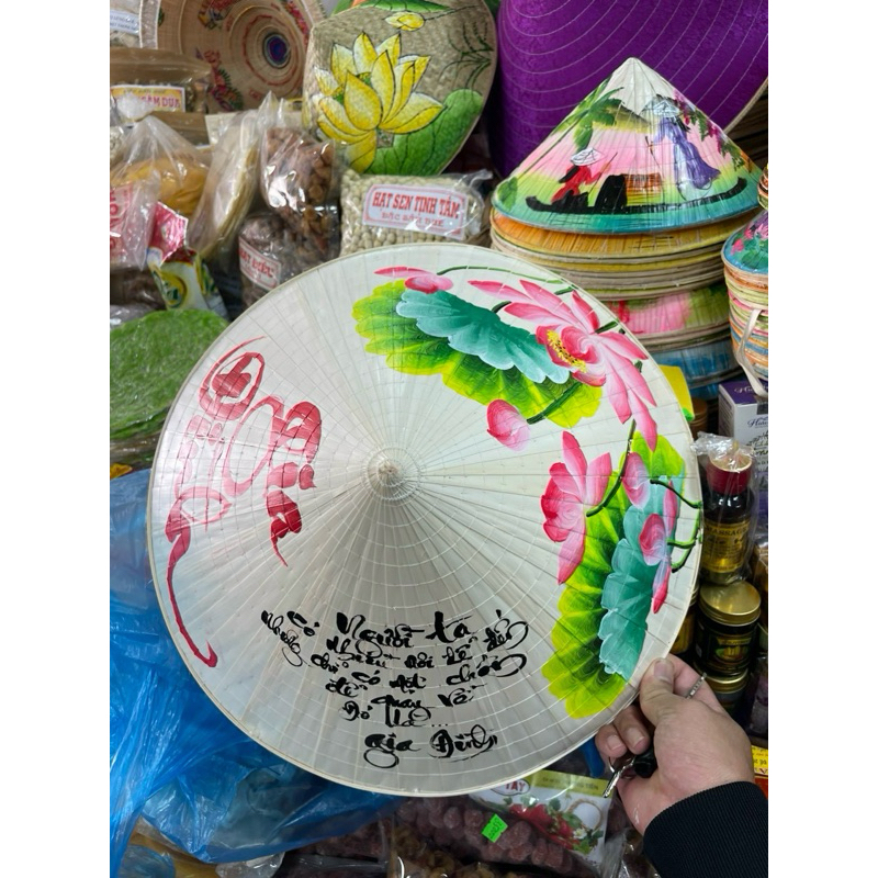 Nón lá kè trắng Huế vẽ sen thư pháp