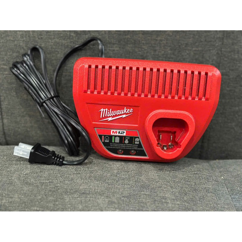 SẠC M12 MILWAUKEE LÊN ĐIỆN 220V