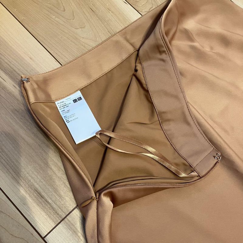 (UNI tag Nhật) NỮ- Chân váy midi lụa satin dáng xoè dài -Satin Narrow Flare Skirt | BigBuy360 - bigbuy360.vn