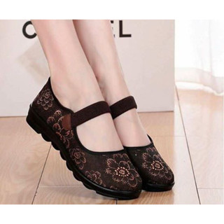 Giày trung niên nữ họa tiết bông hoa đế cao su êm chân - Vincent Shop