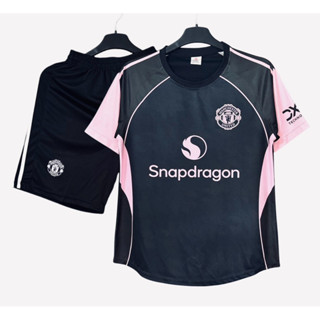  Bộ Quần Áo Bóng Đá Nam Nữ CLB MU ĐEN HỒNG - Đồ Đá Banh Trẻ Em Và Người Lớn Chất Vải Mát Mẻ 