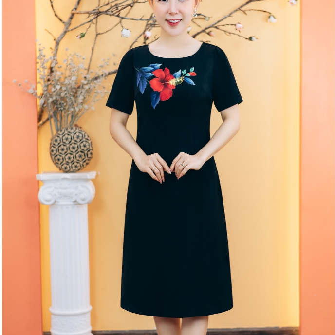 Đầm suông A trung niên cho mẹ - Cổ tròn vẽ hoa tay ngắn - Đen - TTV Store thời trang nữ TTV1883