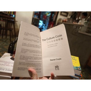 Sách - The Culture Code: The Secrets of Highly Successful Groups by Daniel Coyle - Business book