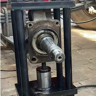 Ép ắc phi dê xe tải trụ đứng 40 tấn dùng bơm thủy lực, tháo chốt guốc phanh xe tải