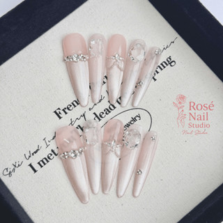  Nailbox mắt mèo sang chảnh – Dáng dài nhọn ánh nhũ champagne | Rosé Nail Studio  Mã ROSE015  