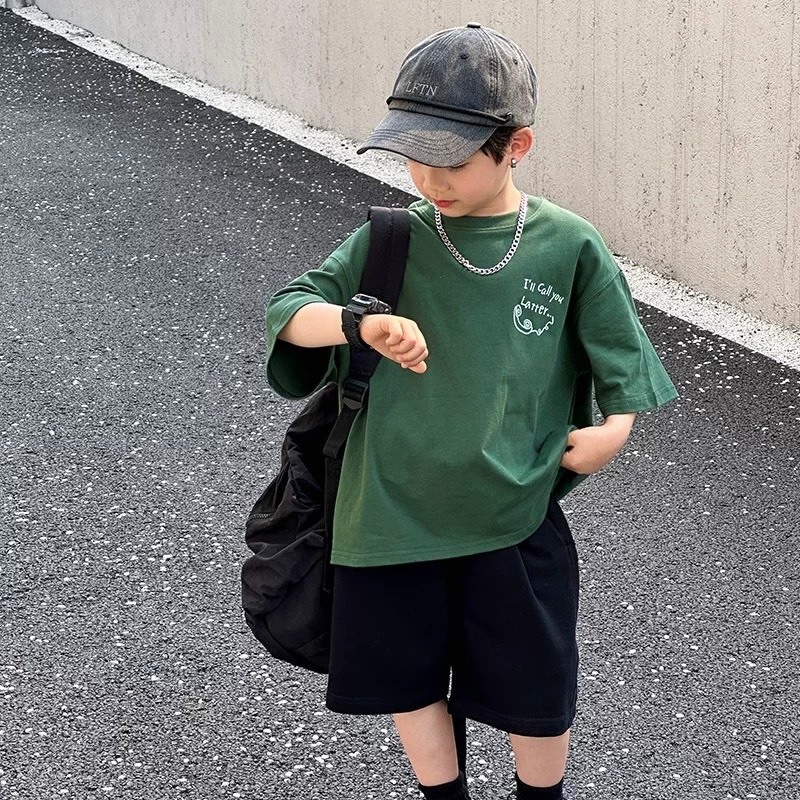 Set Đồ Bé Trai Form Rộng Cá Tính Màu Xanh Rêu – Chất Cotton Co Giãn Mềm Mịn, Phù Hợp Bé 8–30kg