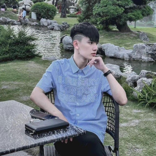 Áo Sơ Mi Nam Nữ Ngắn Tay Thêu Chữ, Sơ Mi Kẻ Sọc Xanh Xám Vải Cotton Lụa