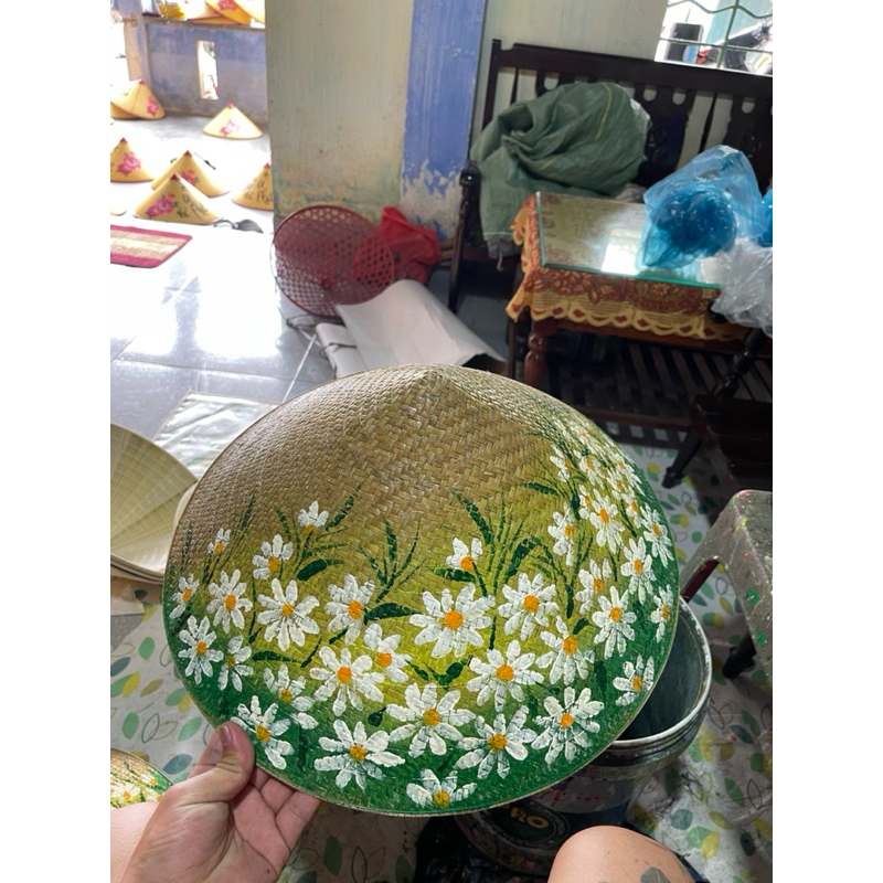 Nón cỏ bàng vẽ cúc hoạ mi Huế