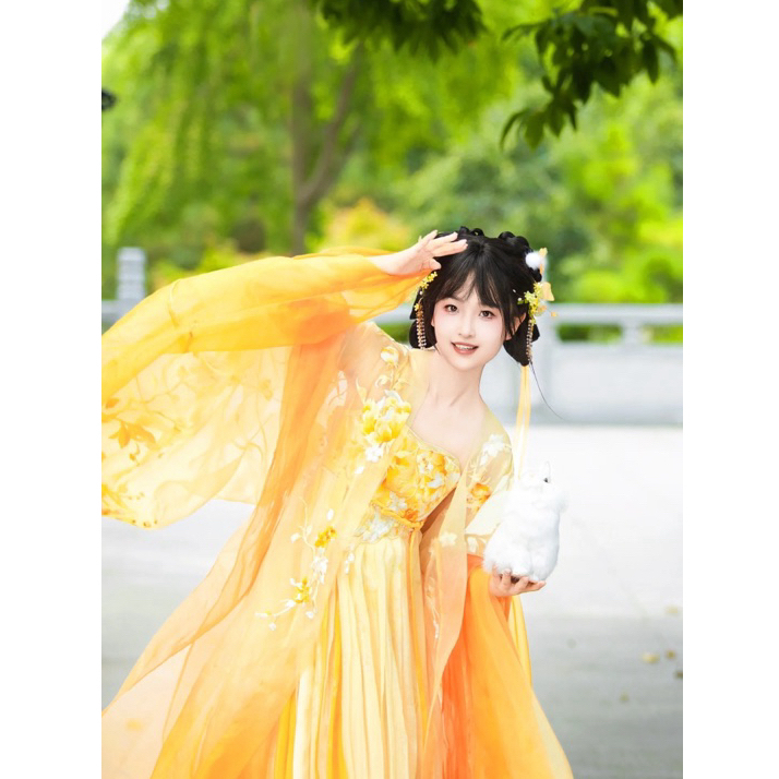 Hán phục cổ trang thời Đường màu vàng