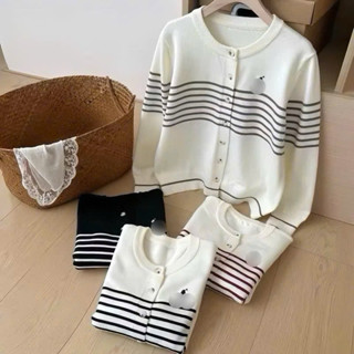 Áo khoác len cardigan , áo khoác len nữ cổ tròn SỌC NGANG LOGO đáng yêu chất len mềm mịn màu đỏ màu đen hàng QCCC loại 1