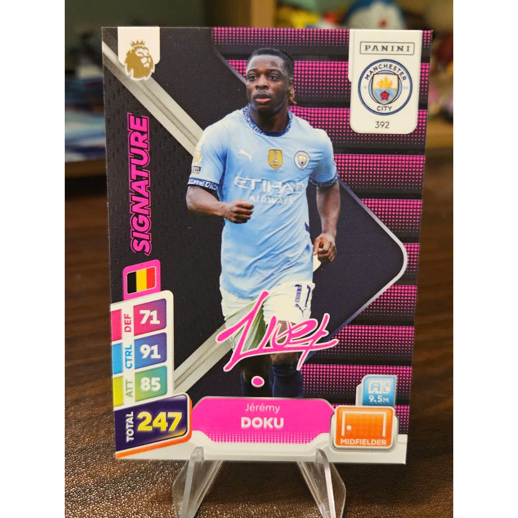 Thẻ SIGNATURE Jeremy Doku Panini Plus Premier League 2024/2025 (Manchester City) (24/25)