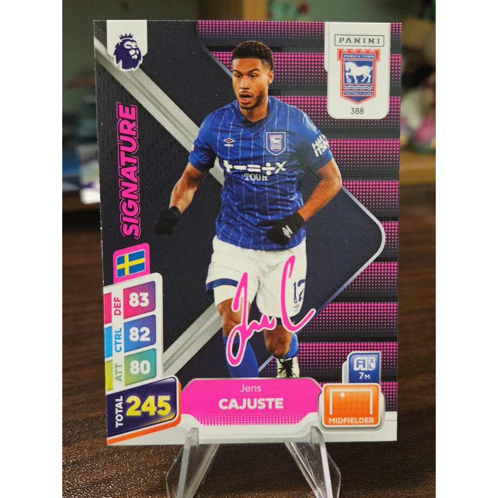 Thẻ SIGNATURE Jens Cajuste Panini Plus Premier League 2024/2025 (Ipswich Town) (24/25)