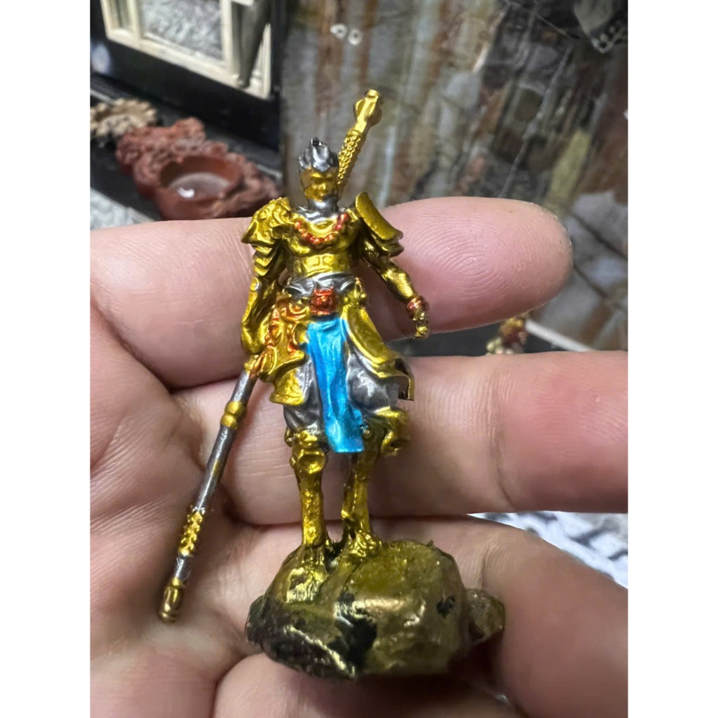 Tượng Tề thiên Đại thắng bằng đồng vàng . vẽ chi tiết. cao 8 cm