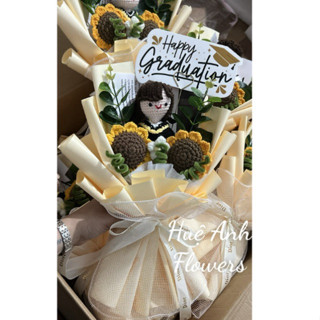  BÓ KỈ YẾU HƯỚNG DƯƠNG LEN TO 9-10CM BẠN NAM,NỮ LEN TẶNG BANER GRADUATION  CÓ TÚI GIẤY,THIỆP,ĐÈN TRONG PHÂN LOẠI  Mã 2HD 