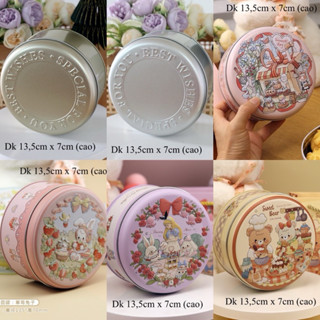 HỘP THIẾC TRÒN ĐƯỜNG KÍNH 13,5CM ĐỰNG BÁNH QUY, TIRAMISU, BÁNH NGỌT VỚI NHIỀU HOẠ TIẾT DỄ THƯƠNG