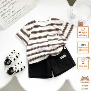  Set cho bé -Áo cộc kẻ NÂU cổ tròn túi ngực CCD và Quần cộc TIÊU 2 túi hộp nắp dây cho bé của COCANDY mã A7971,Q2921 