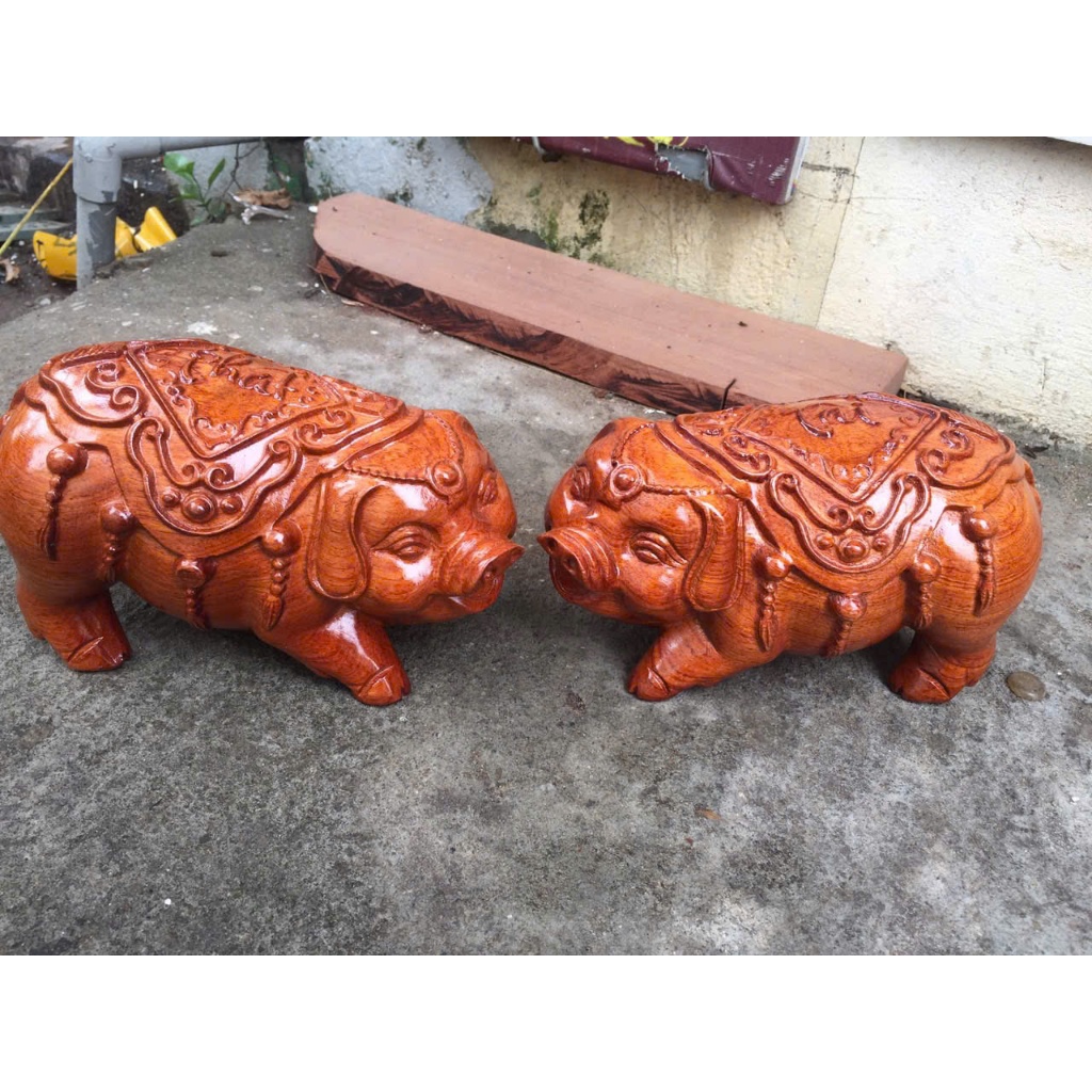 lợn gỗ hương kích thước : 20cm  chất liệu gỗ hương giá / 1 con kích thước : 20cm  chất liệu gỗ hương