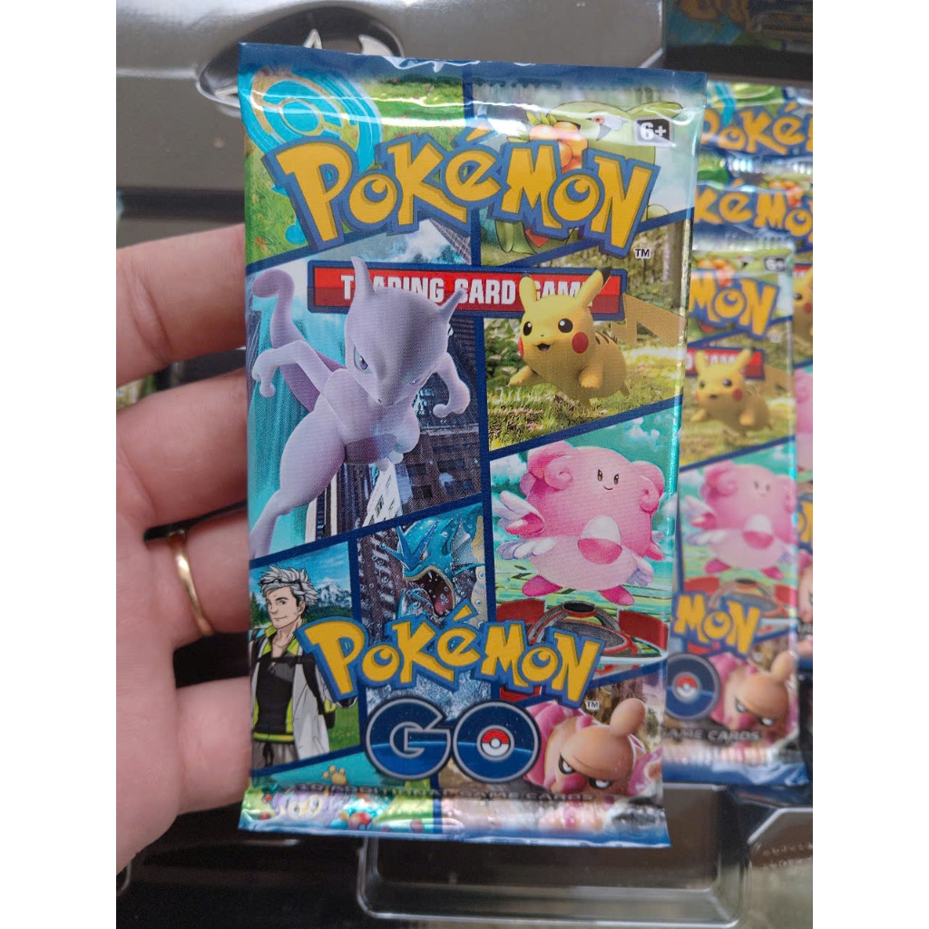 Một Pack 10 thẻ chính hang Mỹ ngẫu nhiên từ box Pokemon GO TCG Radiant Eevee Premium Collection d35 