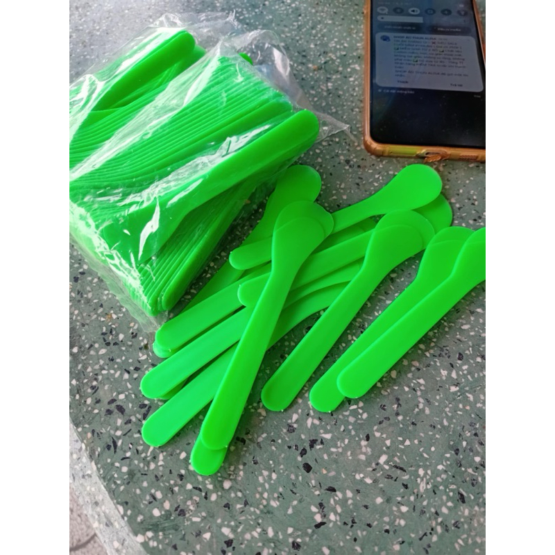 Combo 100 muỗng múc kem/ màu xanh lá/ muỗng dài 12cm
